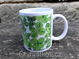 Hrnek plný čtyřlístků