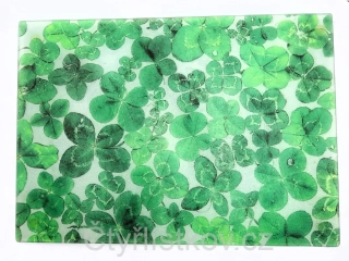 Skleněné prkénko plné čtyřlístků